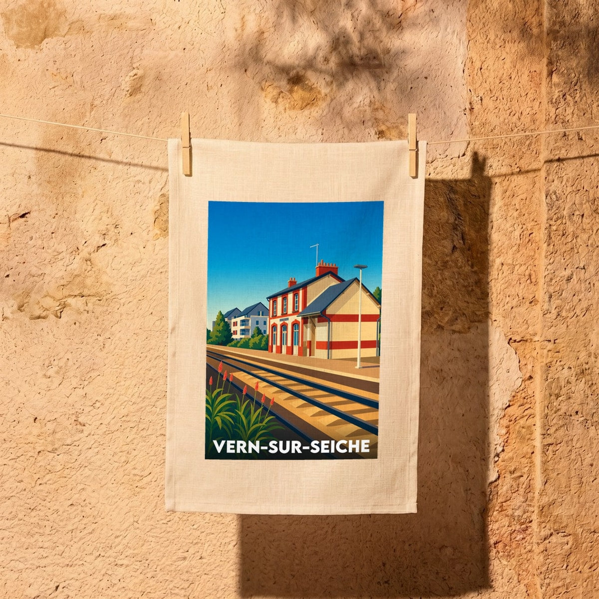 Torchon souvenir de la ville de Vern-sur-Seiche illustré par une vue stylisée de sa gare ferroviaire.