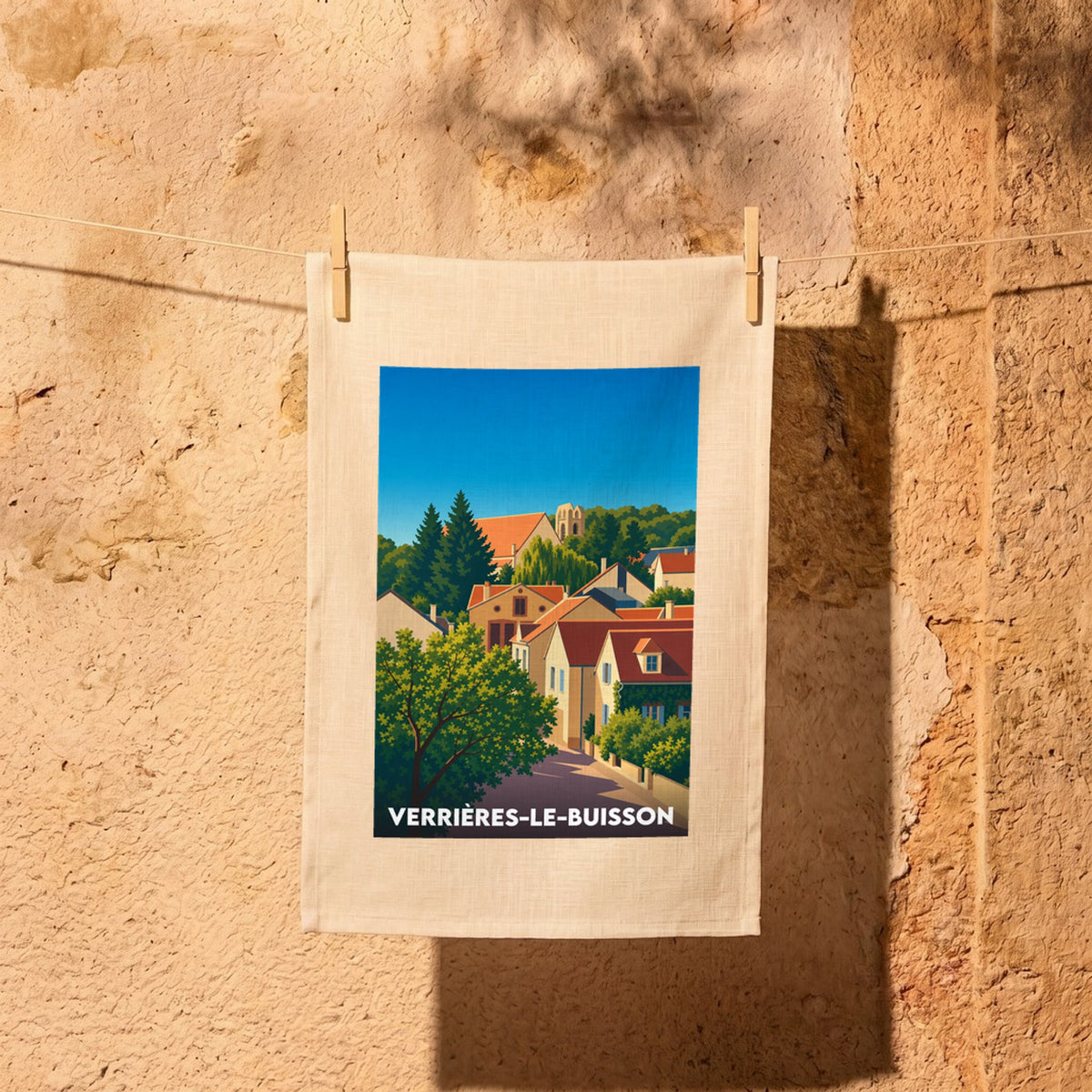 Torchon souvenir de la ville de Verrières-le-Buisson avec une illustration stylisée de ses maisons et de son église.