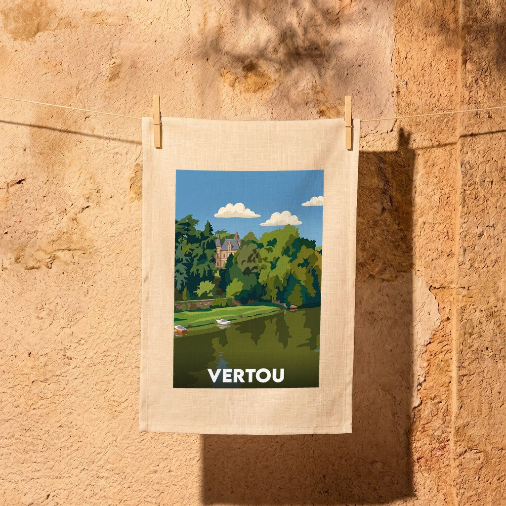 Torchon souvenir de la ville de Vertou avec une illustration stylisée d'un paysage de bord d'eau.