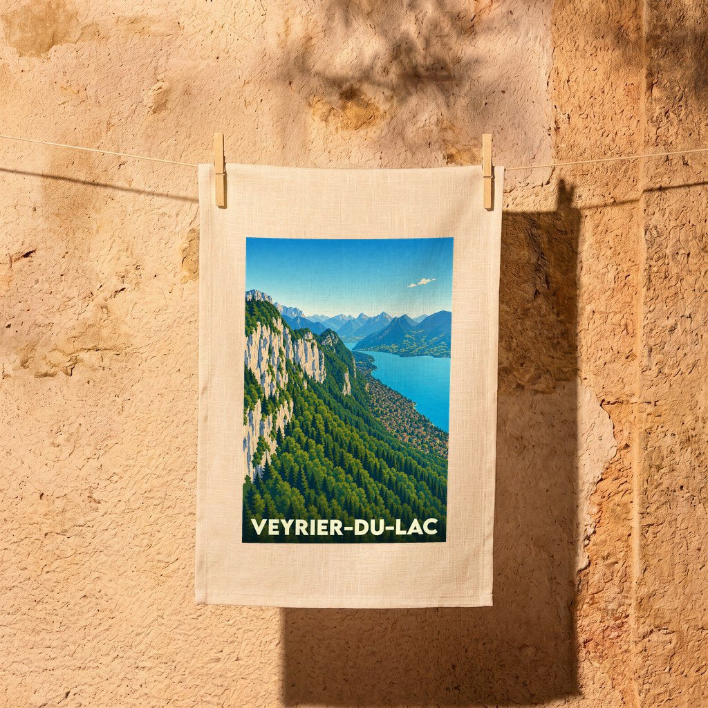 Torchon souvenir de la ville de Veyrier-du-Lac avec une illustration stylisée d'un paysage montagneux bordant le lac d'Annecy.
