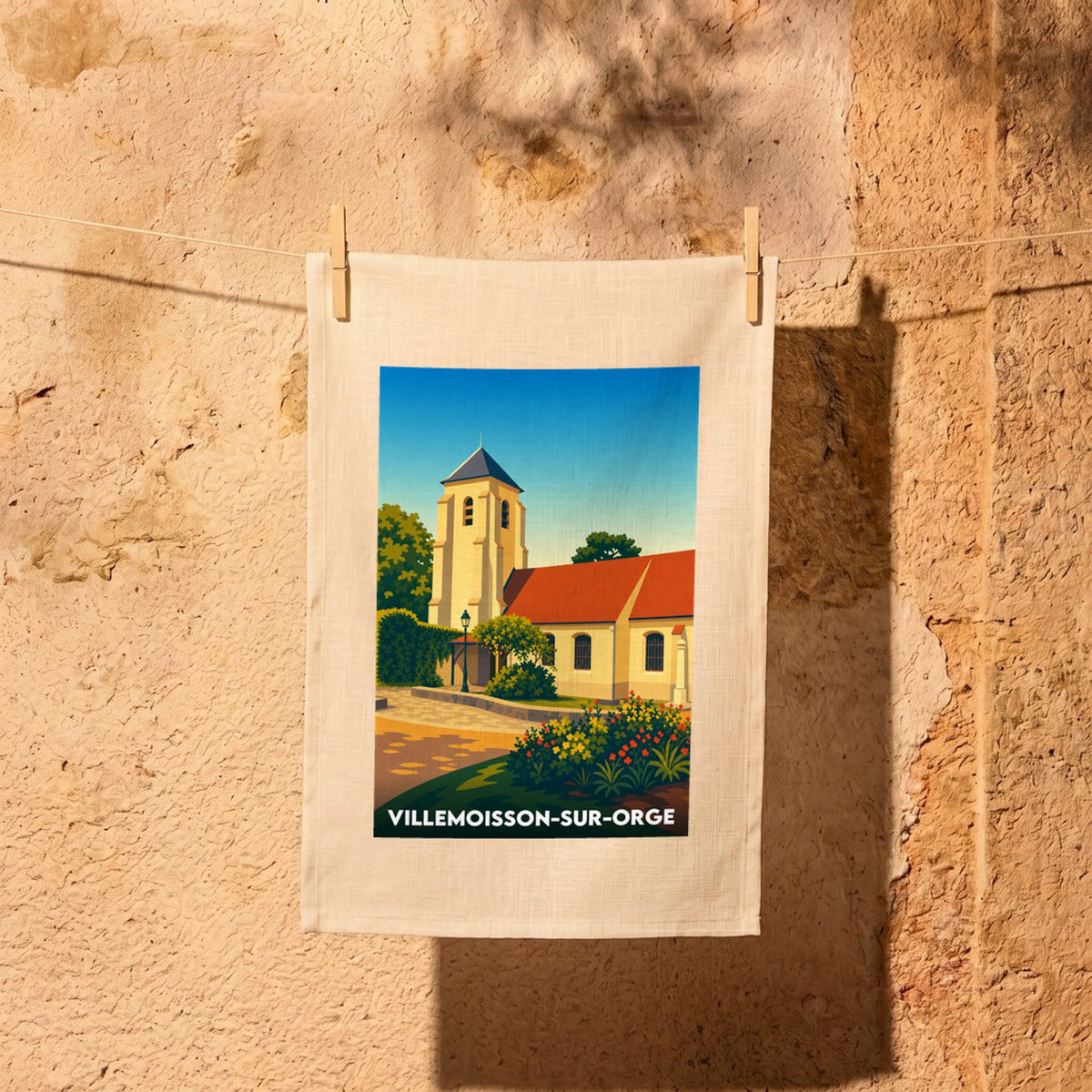 Torchon souvenir de la ville de Villemoisson-sur-Orge avec une illustration stylisée de son église.