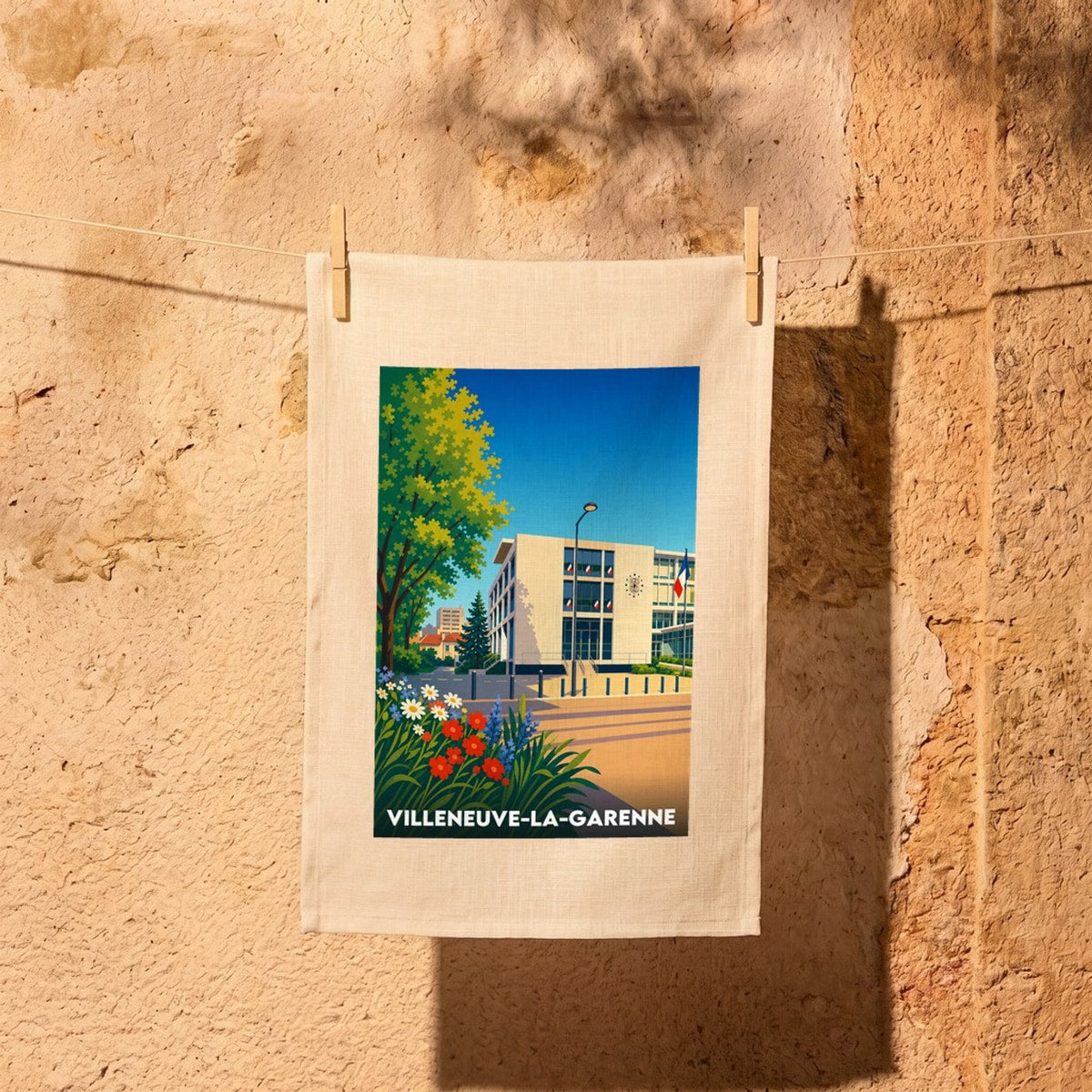 Torchon souvenir de la ville de Villeneuve-la-Garenne avec une illustration stylisée de son hôtel de ville.