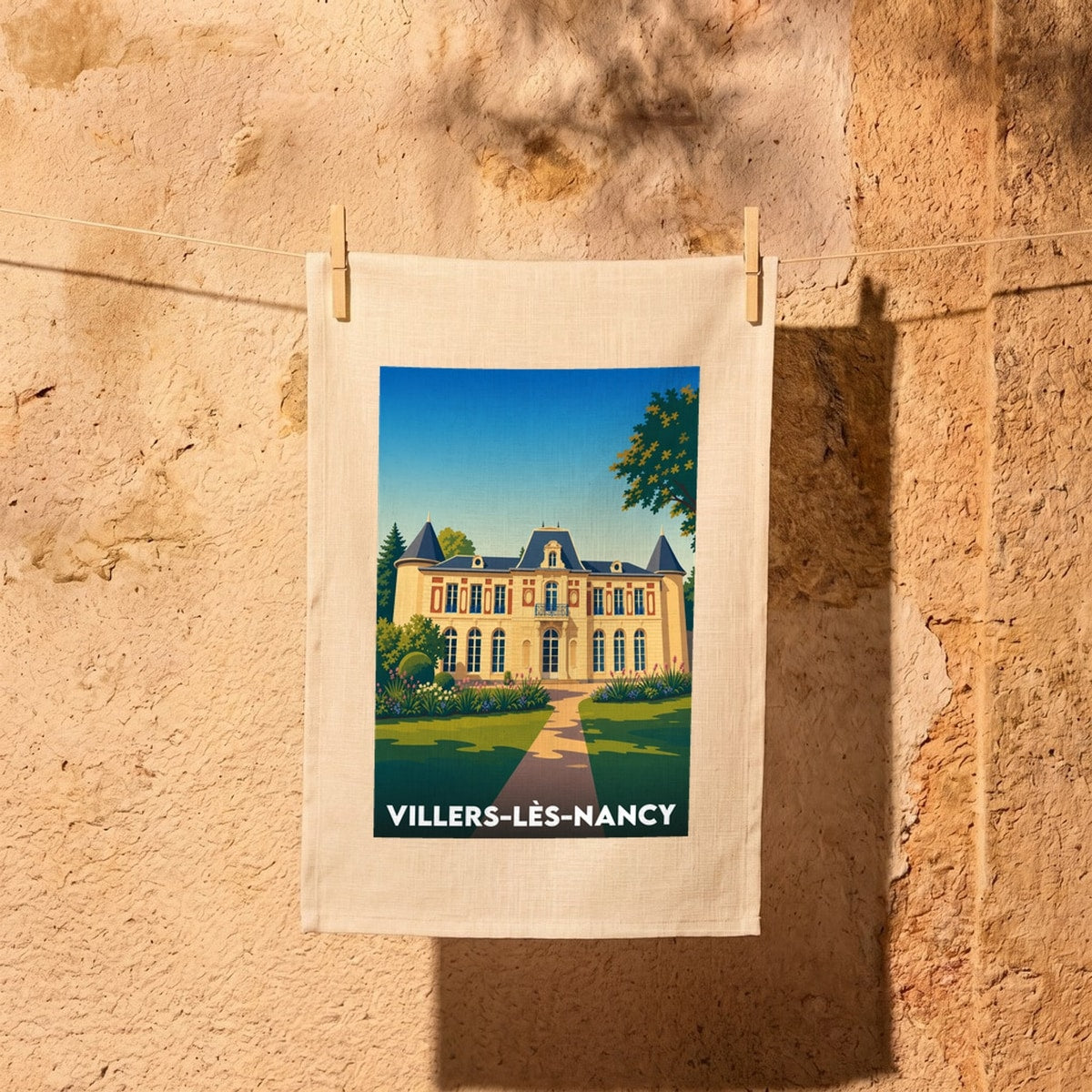 Torchon souvenir de la ville de Villers-lès-Nancy avec une illustration stylisée d'un manoir.