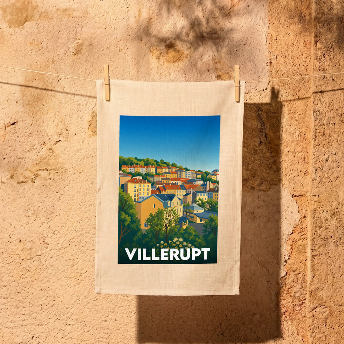 Torchon souvenir de la ville de Villerupt orné d'une illustration stylisée et colorée de ses maisons à flanc de colline.