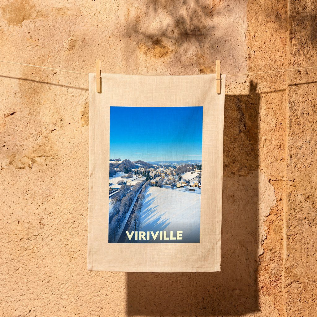 Torchon souvenir de la ville de Viriville avec une illustration hivernale stylisée.