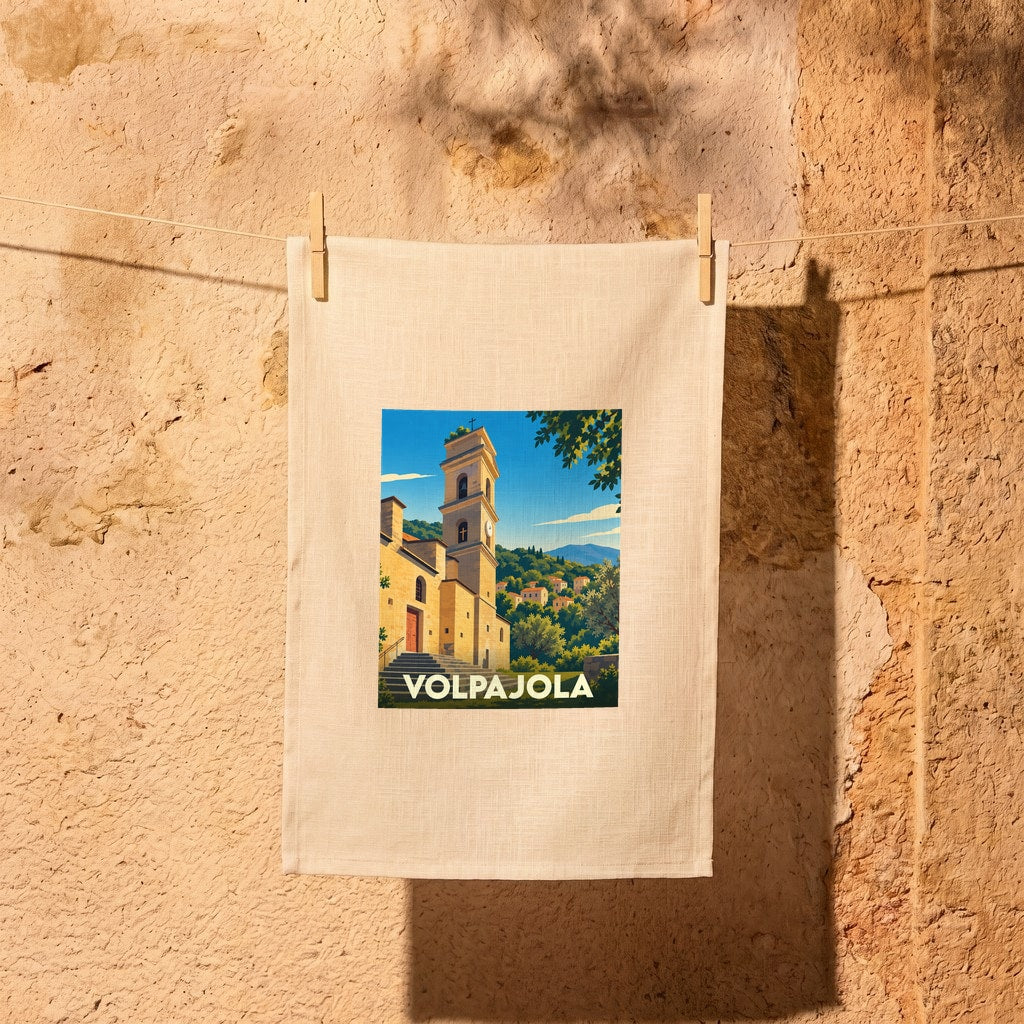 Torchon souvenir de la ville de Volpajola illustré d'un clocher typique dans un style affiche vintage.