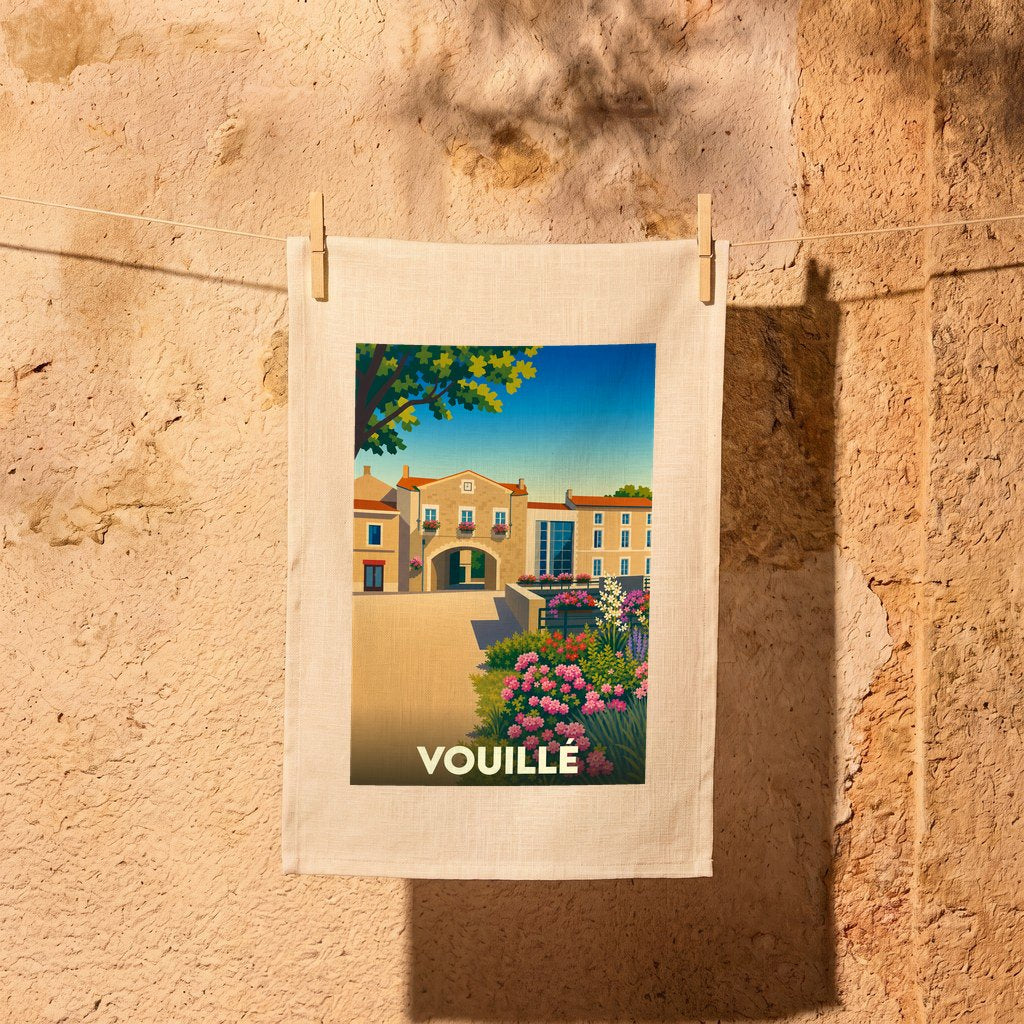 Torchon souvenir de la ville de Vouillé avec une illustration stylisée et colorée.