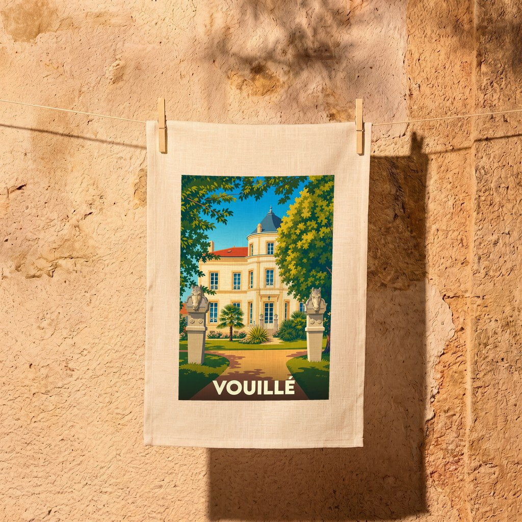 Torchon souvenir de la ville de Vouillé avec une illustration stylisée d'une demeure bourgeoise.