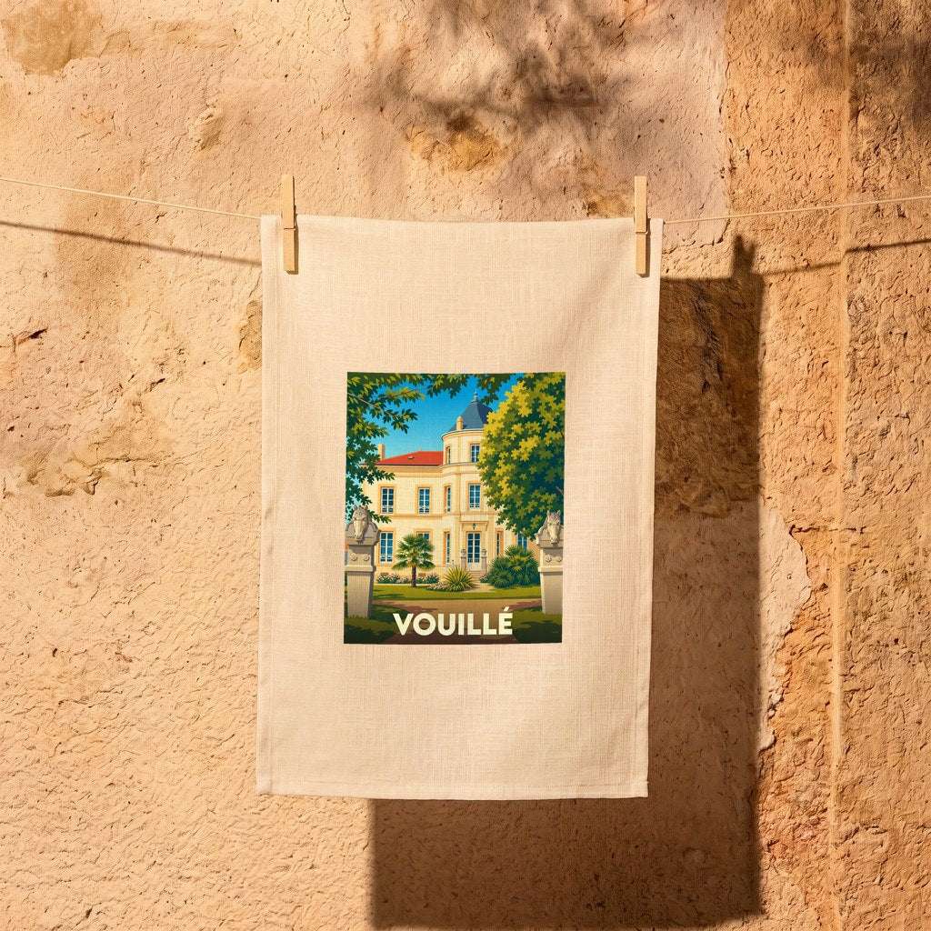 Torchon souvenir de la ville de Vouillé avec une illustration stylisée d'une demeure bourgeoise.