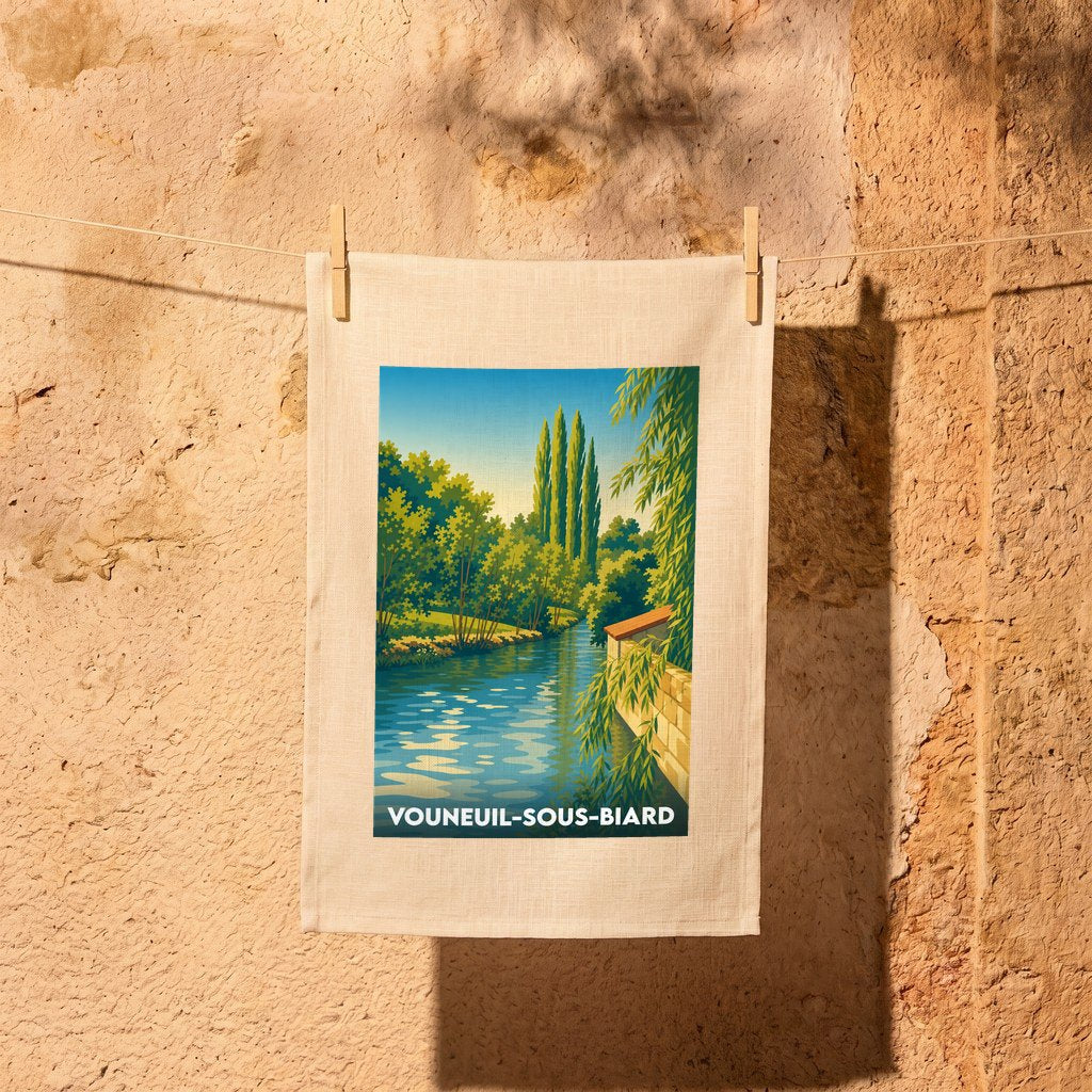 Torchon souvenir de la ville de Vouneuil-sous-Biard illustré par un paysage de rivière verdoyant.