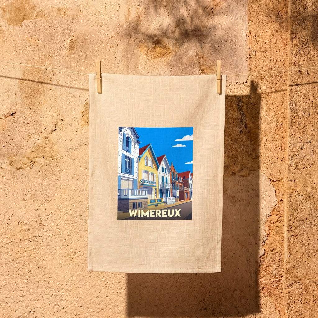 Torchon souvenir de la ville de Wimereux avec une illustration stylisée de villas colorées.
