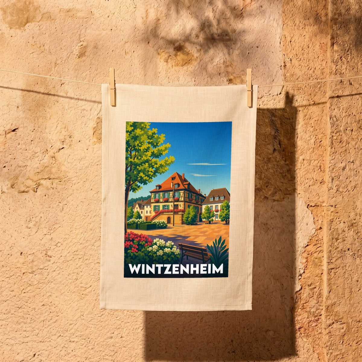 Torchon souvenir de la ville de Wintzenheim orné d'une illustration stylisée de son architecture alsacienne.