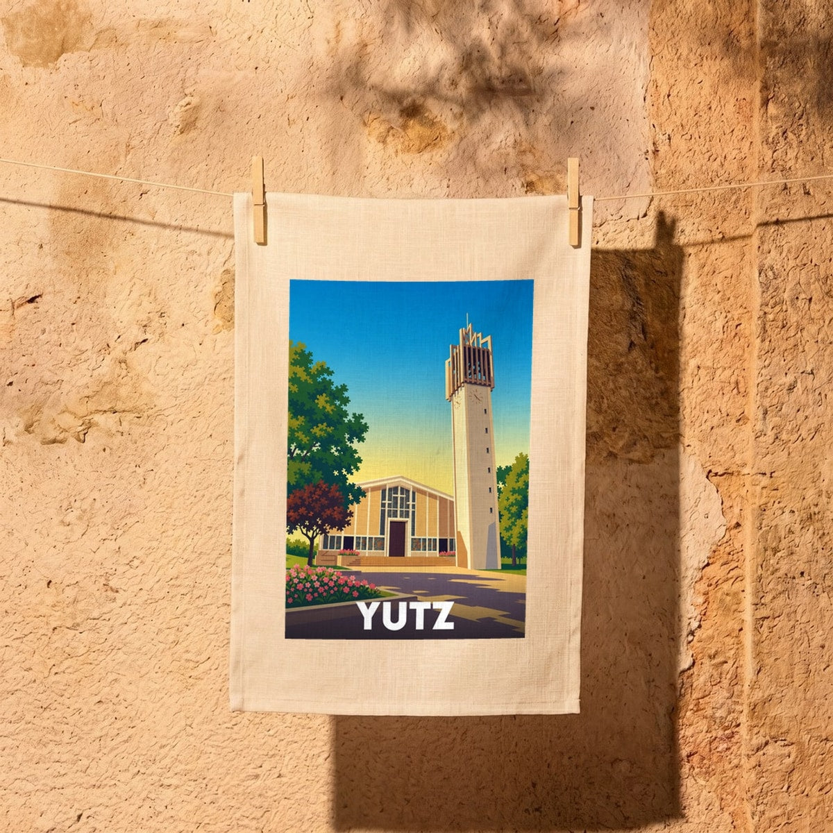 Torchon souvenir de la ville de Yutz avec une illustration stylisée de l'église Saint-Joseph et son clocher.
