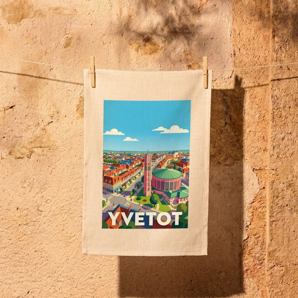 Torchon souvenir de la ville d'Yvetot avec une illustration colorée et stylisée de son paysage urbain.