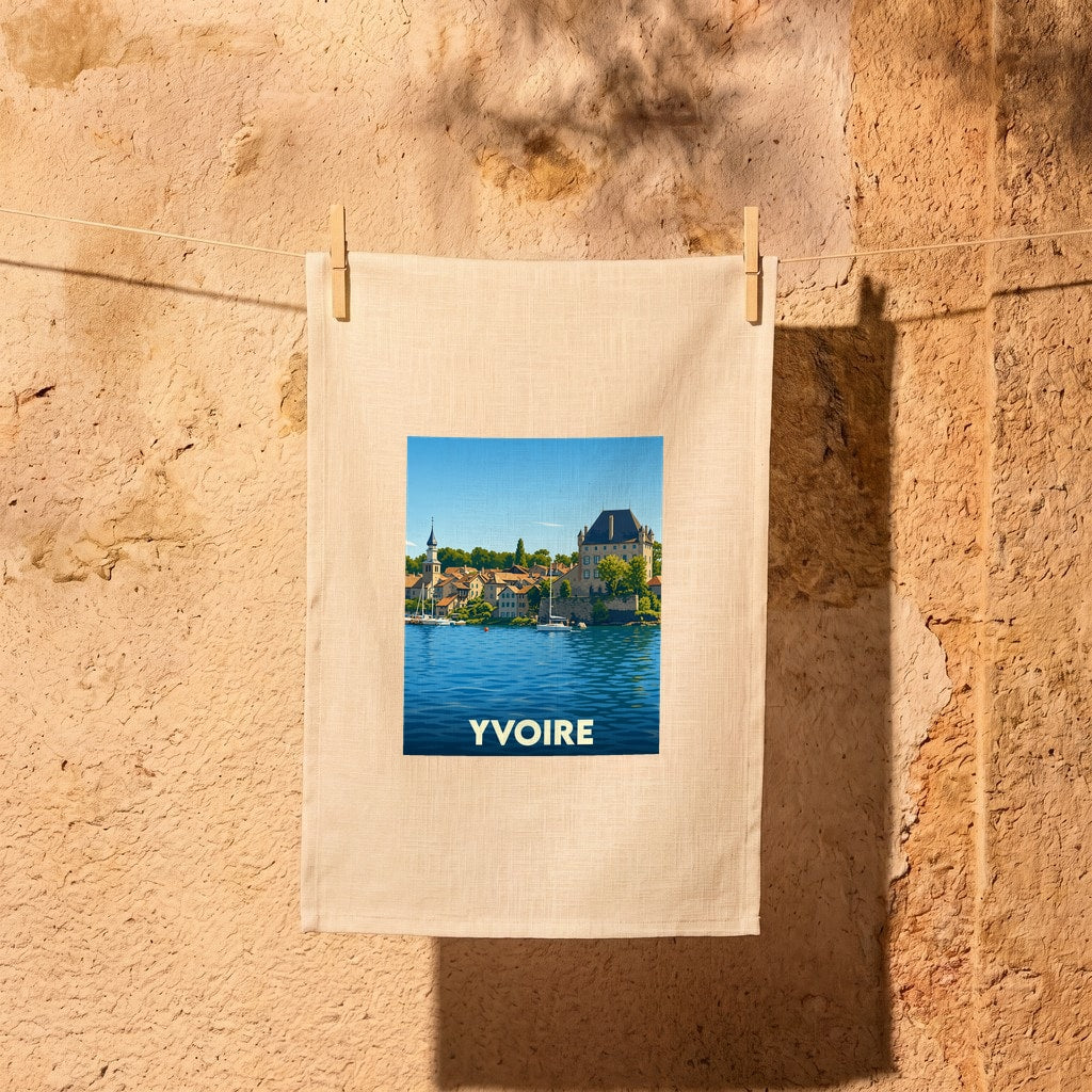 Torchon souvenir de la ville d'Yvoire avec une illustration stylisée du village en bord de lac.