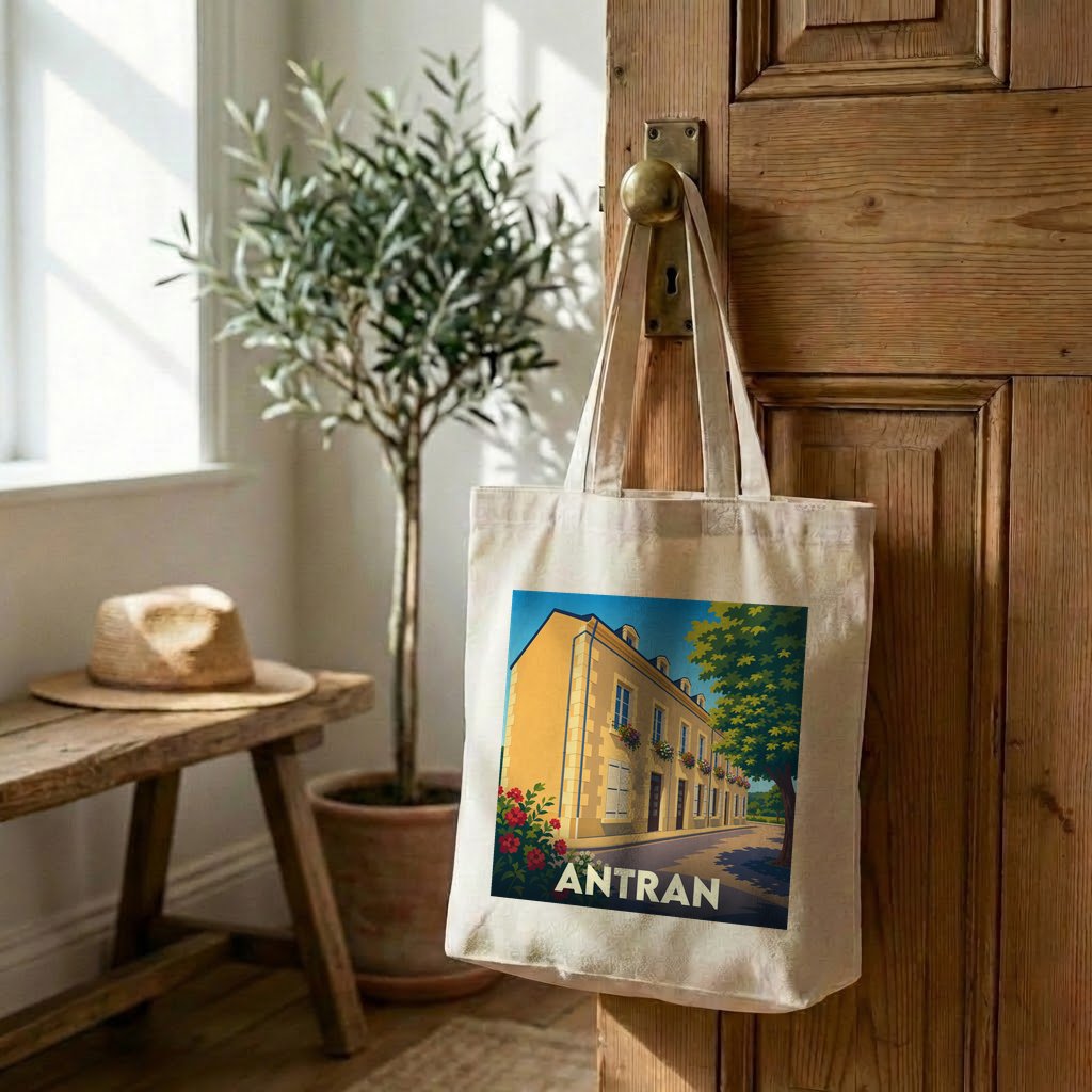 Tote bag souvenir de la ville d'Antran avec une illustration stylisée d'un bâtiment ensoleillé.