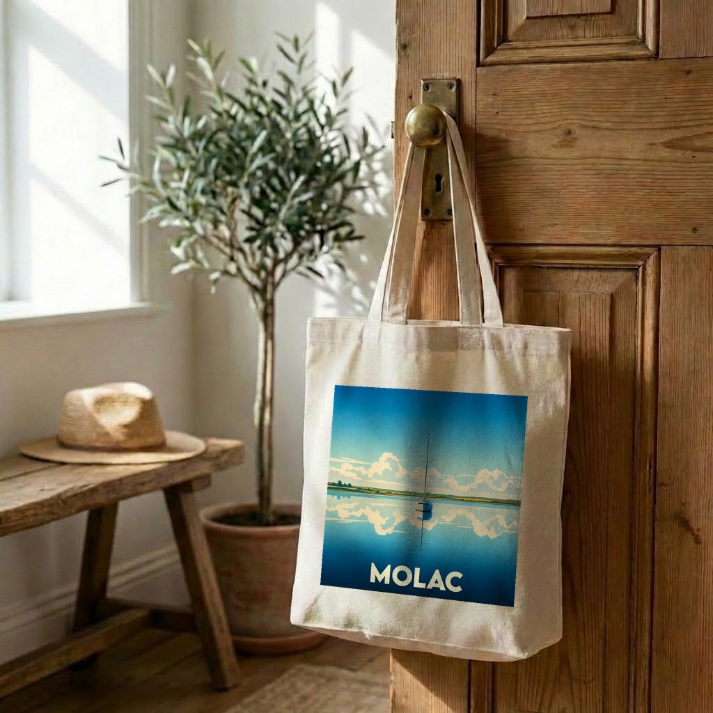 Tote bag souvenir de la ville de Molac avec une illustration stylisée d'un voilier sur l'eau.