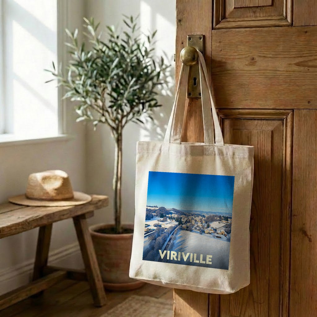 Tote bag souvenir de la ville de Viriville avec une illustration hivernale stylisée.
