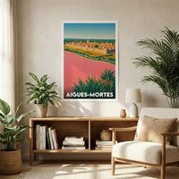 Affiche souvenir de la ville d'Aigues-Mortes avec une illustration stylisée de ses remparts et de ses salins roses.