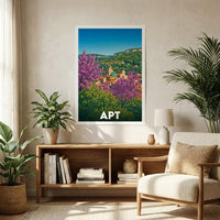 Affiche souvenir de la ville de Apt avec une illustration stylisée d'un paysage provençal en fleurs.