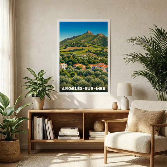 Affiche souvenir de la ville d'Argelès-sur-Mer avec une illustration stylisée d'un paysage méditerranéen entre mer et montagne.