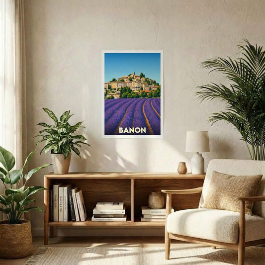 Affiche souvenir de la ville de Banon représentant une illustration stylisée de champs de lavande au pied du village.