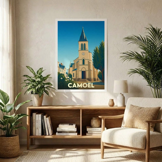 Affiche souvenir de la ville de Camoël avec une illustration stylisée d'une église sous un ciel bleu.