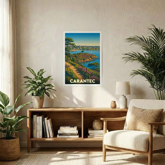 Affiche souvenir de la ville de Carantec représentant un paysage côtier coloré dans un style rétro.