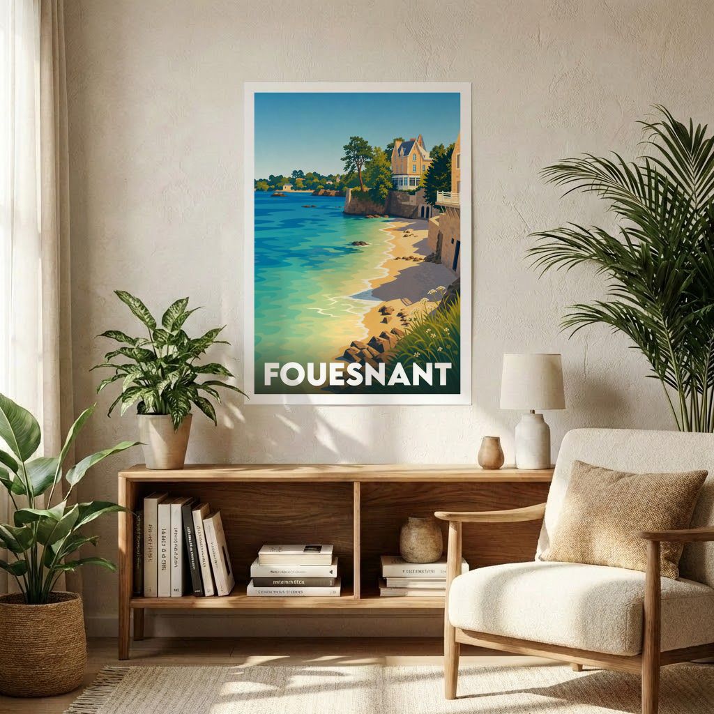 Affiche souvenir de la ville de Fouesnant illustrant une plage ensoleillée dans un style vintage.