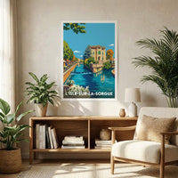 Affiche souvenir de la ville de L'Isle-sur-la-Sorgue avec une illustration stylisée et colorée de ses canaux.