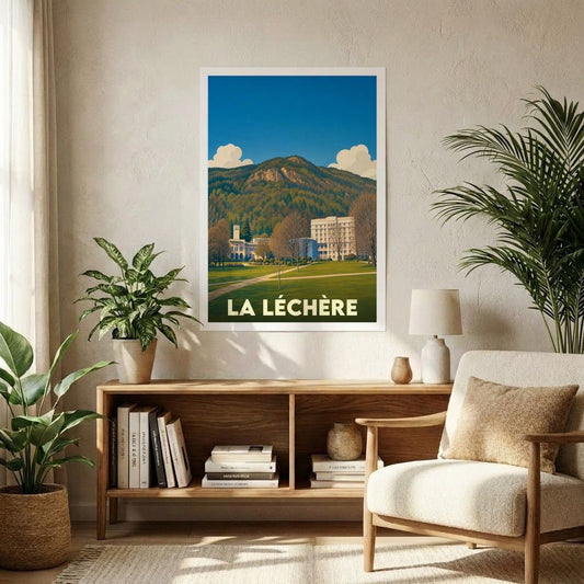 Affiche souvenir de la ville de La Léchère avec une illustration stylisée de ses bâtiments et de sa montagne.
