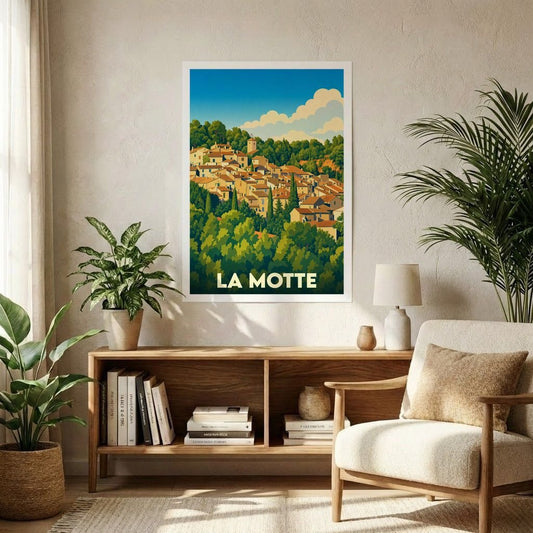 Affiche souvenir de la ville de La Motte présentant une illustration stylisée d'un village provençal niché dans la végétation.