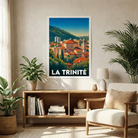 Affiche souvenir de la ville de La Trinité avec une illustration stylisée.