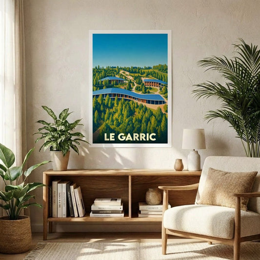 Affiche souvenir de la ville de Le Garric avec une illustration stylisée d'architecture moderne en forêt.
