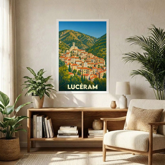 Affiche souvenir de la ville de Lucéram avec une illustration stylisée d'un village perché en montagne.
