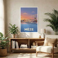 Affiche souvenir de la ville de Mèze avec une illustration stylisée de son port au coucher du soleil.