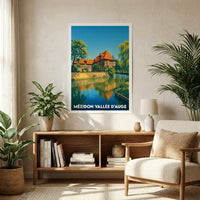 Affiche souvenir de la ville de Mézidon Vallée d'Auge avec une illustration stylisée de maisons à colombages au bord de l'eau.