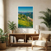 Affiche souvenir de la ville d'Olmeta-di-Capocorso avec une illustration stylisée d'un paysage de montagne et de maisons.