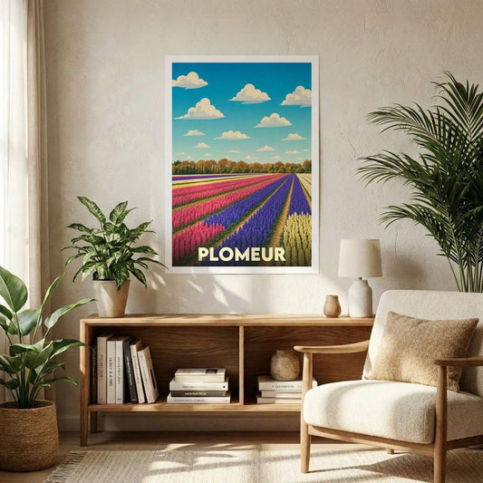 Affiche souvenir de la ville de Plomeur représentant des champs de fleurs colorés sous un ciel bleu parsemé de nuages.