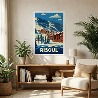 Affiche souvenir de la ville de Risoul avec une illustration stylisée de ses montagnes enneigées.