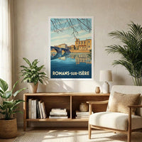 Affiche souvenir de la ville de Romans-sur-Isère avec une illustration stylisée d'un paysage urbain au bord de l'eau.