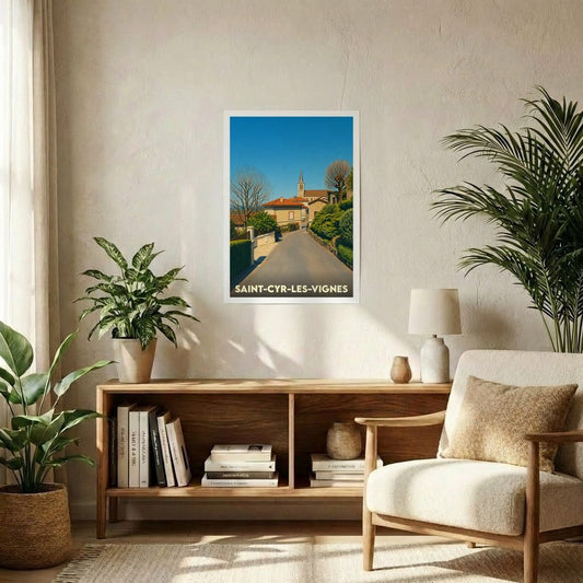 Affiche souvenir de la ville de Saint-Cyr-les-Vignes représentant une rue pittoresque menant à son église sous un ciel bleu.