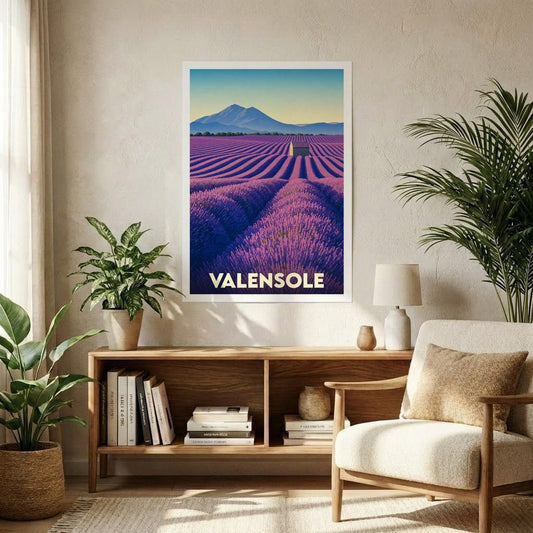 Affiche souvenir de la ville de Valensole illustrant un champ de lavande stylisé au pied des montagnes.