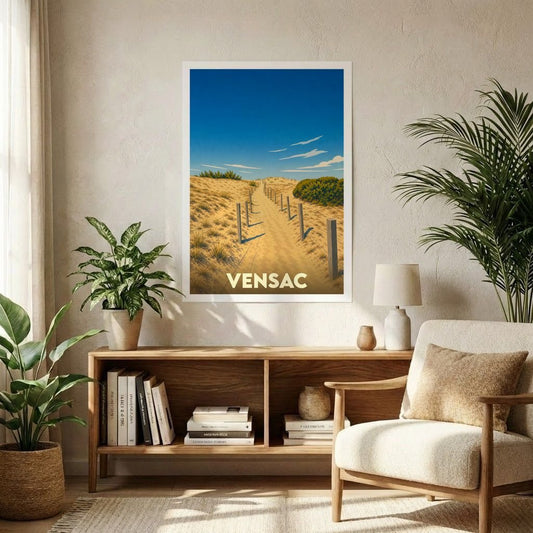 Affiche souvenir de la ville de Vensac illustrant un sentier sablonneux à travers les dunes sous un ciel bleu azur.