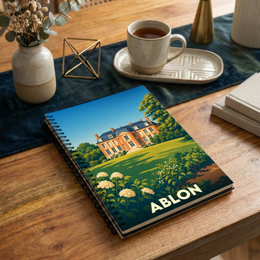 Carnet à spirales souvenir de la ville d'Ablon illustré d'un manoir entouré de jardins.