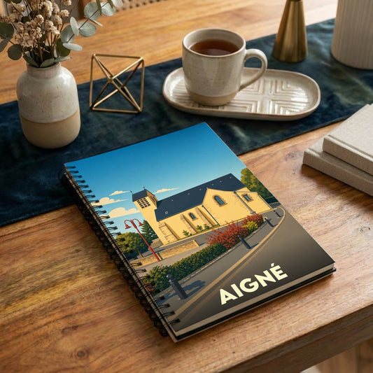 Carnet à spirales souvenir de la ville de Aigné avec une illustration stylisée de son église.