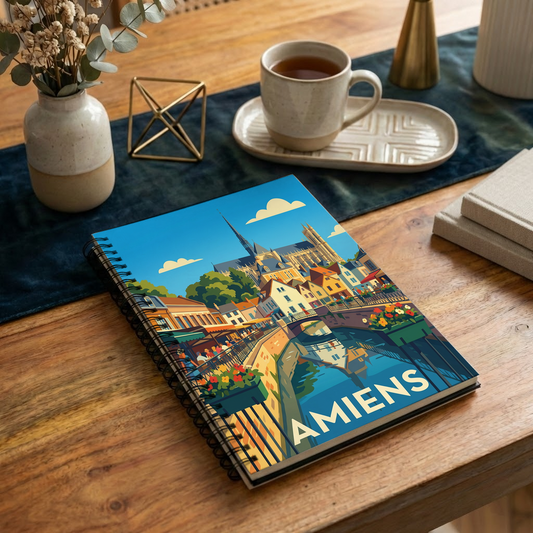 Carnet souvenir de la ville d'Amiens avec une illustration stylisée de ses canaux et de sa cathédrale.