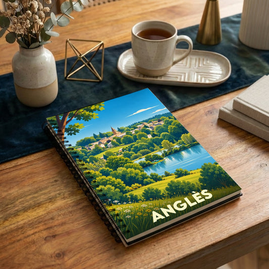 Carnet à spirales souvenir de la ville d'Anglès avec une illustration stylisée de son paysage vallonné.