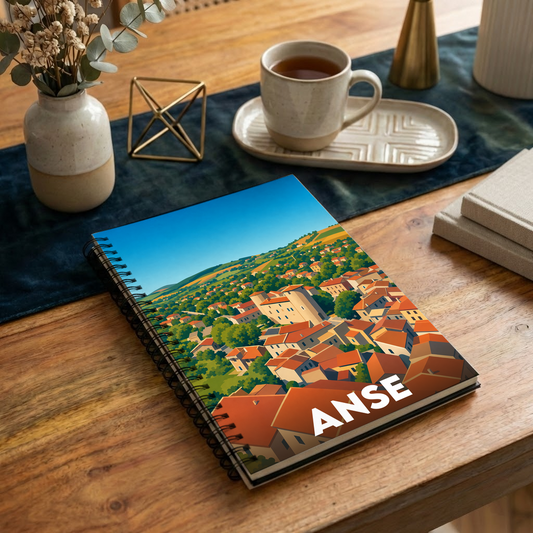 Carnet à spirales souvenir de la ville d'Anse avec une illustration stylisée de ses toits orangés.