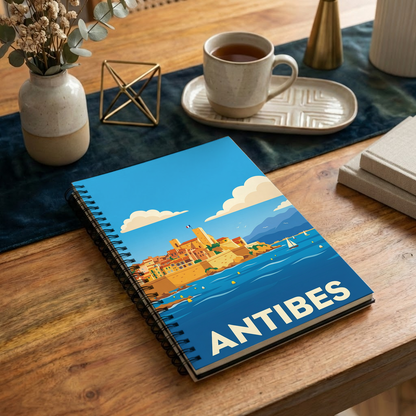 Carnet souvenir de la ville d'Antibes avec une illustration stylisée de son front de mer.
